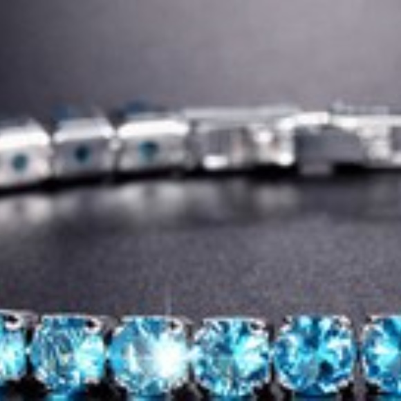 Beautiful Bracelet with Genuine Clear /Blue Zircon - Picture 2 of 2
